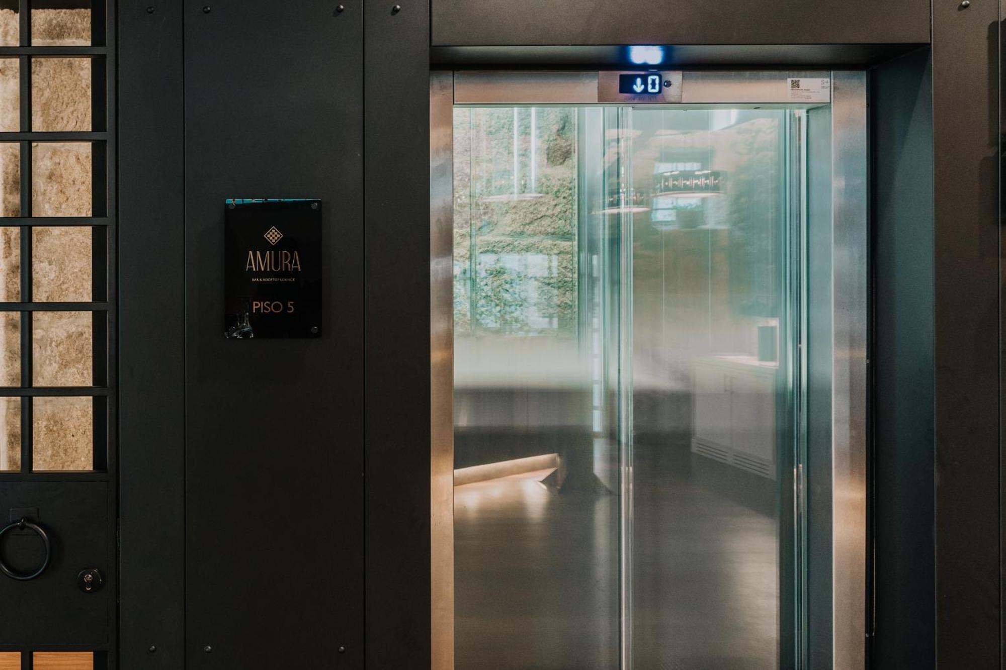 Timbre Virtudes Hotel Porto Ngoại thất bức ảnh A glass elevator