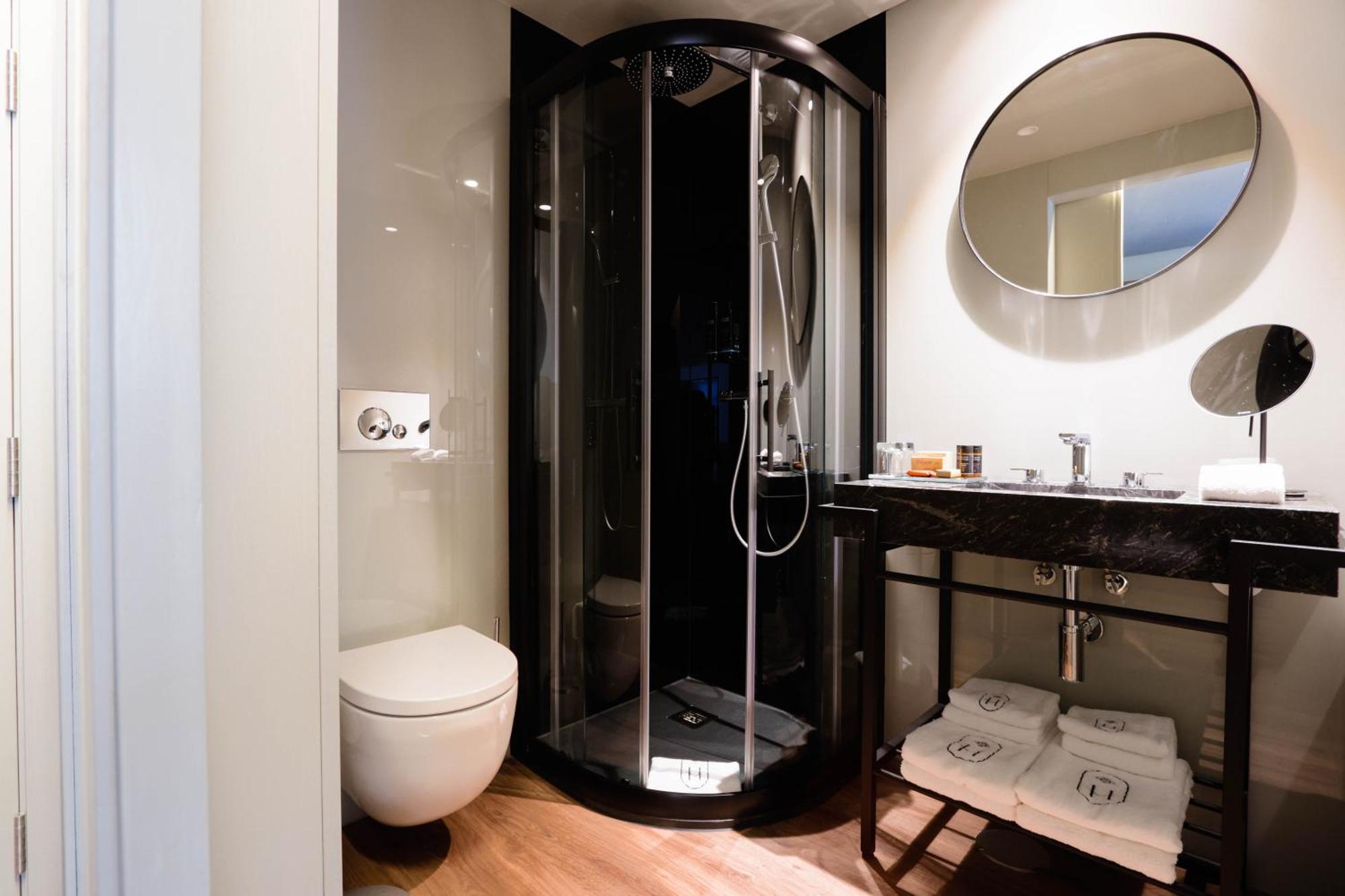 Timbre Virtudes Hotel Porto Ngoại thất bức ảnh A shower cubicle